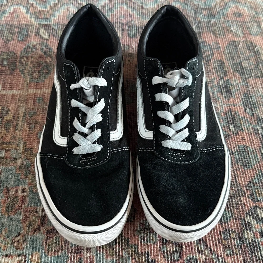 Van's Old Skool Black and White Classic Sneaker Size 5 Youth